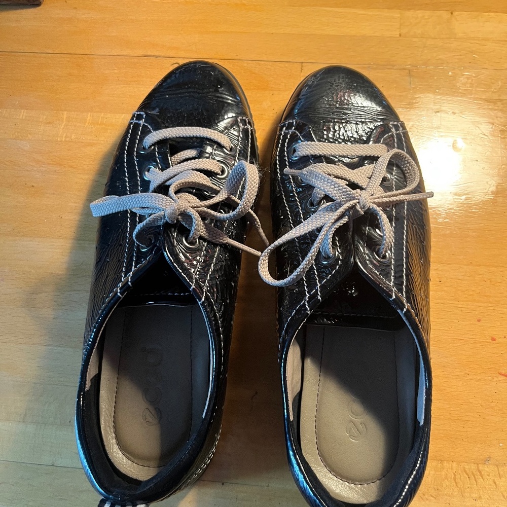 ECCO black patent leather low-rise sneakers